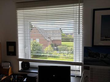 Store à lamelles en bois beschikbaar voor biedingen