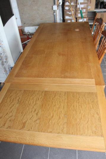 Eiken tafel met 6 aangepaste stoelen beschikbaar voor biedingen