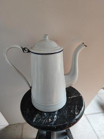 Wit geëmailleerde antieke potten .  beschikbaar voor biedingen