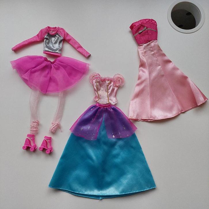 Vêtements Barbie LOT 1, Enfants & Bébés, Jouets | Poupées, Utilisé, Barbie, Enlèvement ou Envoi