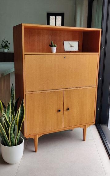 Prachtige vintage teakhouten barkast beschikbaar voor biedingen