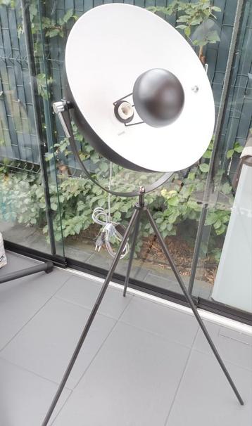 Vloerlamp  beschikbaar voor biedingen
