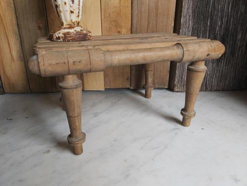 Mooi frans houten vensterbank krukje / laag bankje, Antiek en Kunst, Curiosa en Brocante, Ophalen of Verzenden