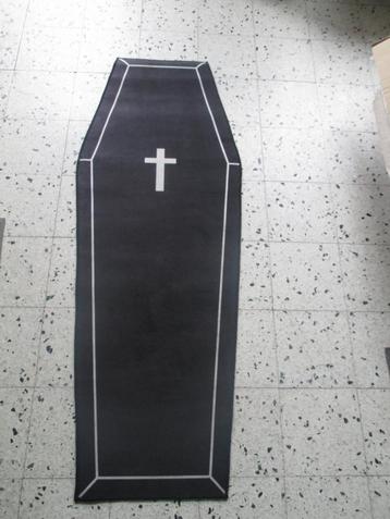 tapijt in vorm doodskist met kruis voor halloween beschikbaar voor biedingen