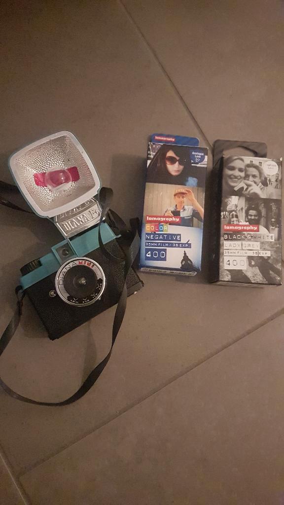 Analoge Diana F+ camera met flits en 2x pack film, Audio, Tv en Foto, Fotocamera's Analoog, Zo goed als nieuw, Overige Merken