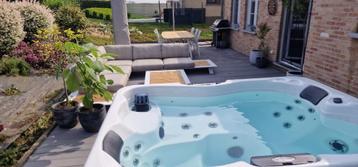 jacuzzi 3 personen met isolerende cover, Tuin en Terras, Ophalen of Verzenden, Zo goed als nieuw, Vast