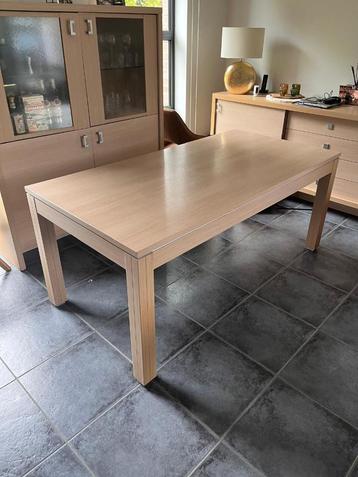 Eetkamer  beschikbaar voor biedingen
