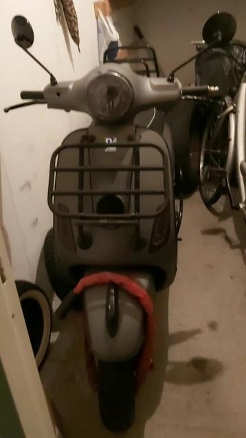 Vespa LX 50 2T essence 2009 gris avec supports