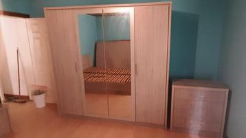 2 Slaapkamer Meubels sets - 3 bedden, 2 kasten, 2 dressoirs, beschikbaar voor biedingen