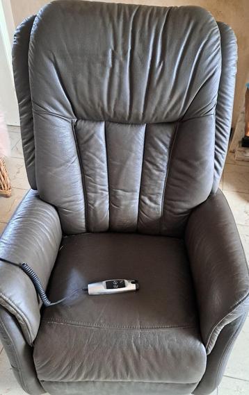 Fauteuil inclinable électrique avec fonction de sortie disponible aux enchères