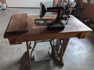 oude naaimachine te koop beschikbaar voor biedingen