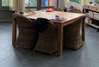 Teaken vierkante tafel 150x150 beschikbaar voor biedingen