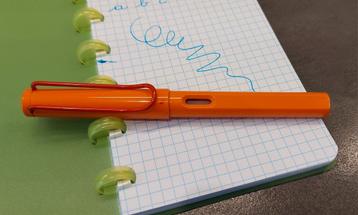 Lamy orange disponible aux enchères