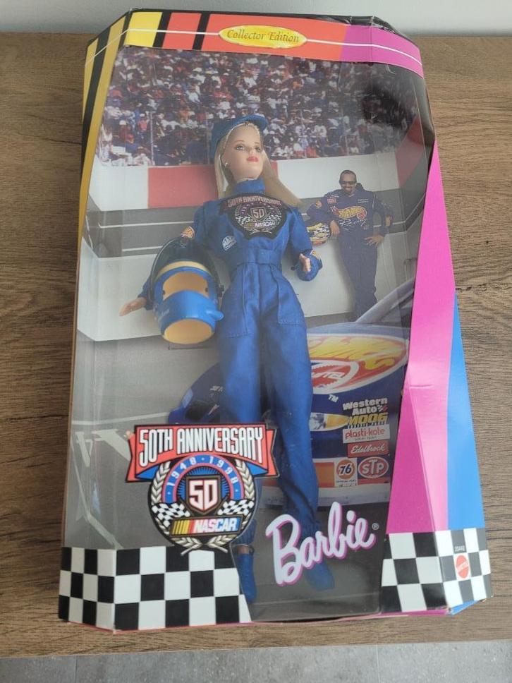 Barbie Collector Edition – NASCAR 50th Anniversary (1998), Verzamelen, Poppen, Nieuw, Pop, Ophalen of Verzenden