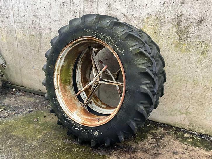 2 pneus de tracteur, Articles professionnels, Agriculture | Pièces | Pneus, Jantes & Essieux