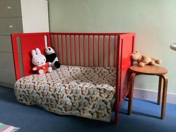 Rood babybed + matras beschikbaar voor biedingen