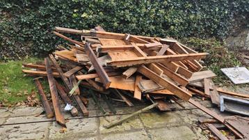 Gratis hout uit dak ,vandaag afgebroken beschikbaar voor biedingen