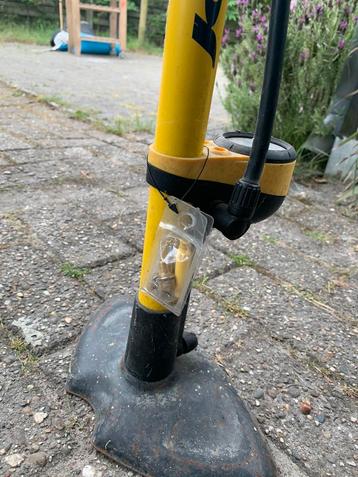 Fietspomp met manometer Joe Blow, Fietsen en Brommers, Ophalen of Verzenden, Gebruikt