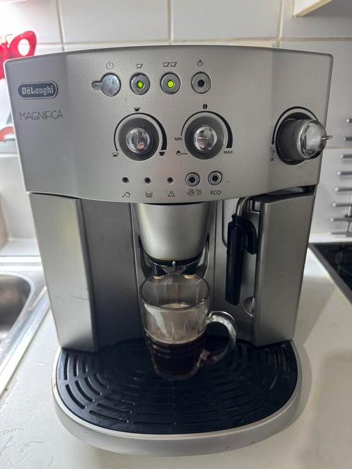 Dēlonghi Magnifica koffiezetapparaat, Elektronische apparatuur, Koffiezetapparaten, Zo goed als nieuw, Gemalen koffie, Koffiebonen