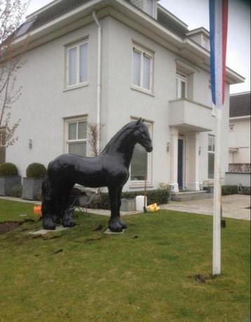 Fries paard op ware grootte 2.50 meter decoratief beeld 