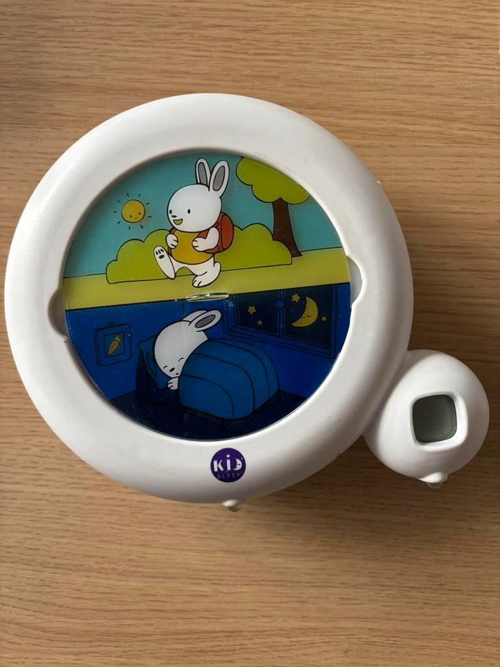 Kinderwekker - lichtje en slaaptrziner (enkle op batterijen), Elektronische apparatuur, Wekkers, Zo goed als nieuw, Ophalen