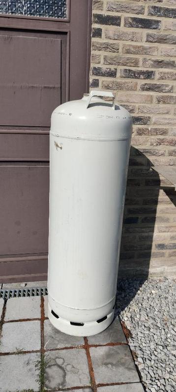 Grote lege gasfles om tuinhaard of barbecue van te maken beschikbaar voor biedingen