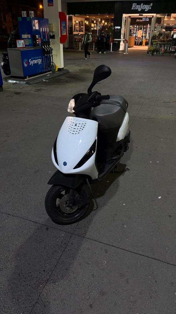 Piaggio Zip 4 Takt A klasse, Fietsen en Brommers, Scooters | Piaggio, Zo goed als nieuw, Zip, Klasse A (25 km/u), Benzine, Ophalen