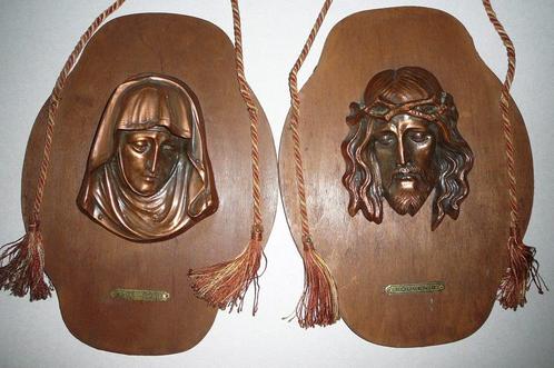 Jezus en Maria afbeelding in metaal op houten achtergrond ho, Verzamelen, Religie, Gebruikt, Christendom | Katholiek, Beeld(je)