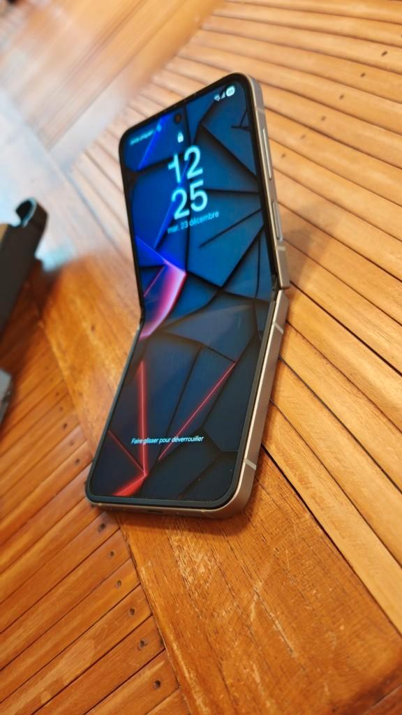 Samsung ZFLIP 6 + Galaxy Watch 7, Télécoms, Téléphonie mobile | Samsung, Utilisé, 256 GB, Sans abonnement, Sans simlock, Écran tactile