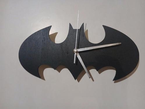 Handgemaakte houten wandklok "Batman clock", Huis en Inrichting, Woonaccessoires | Klokken, Nieuw, Wandklok, Analoog, Ophalen of Verzenden