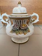 Italiaans Bassano porselein vaas met bloemen en hendels, Antiquités & Art, Antiquités | Vases, Enlèvement ou Envoi