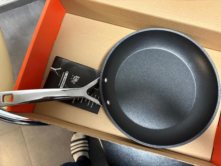 Sauteuse - Le Creuset Poêle Anti-Adhérente 26 cm, Huis en Inrichting, Keuken | Potten en Pannen, Nieuw, Koekenpan of Braadpan