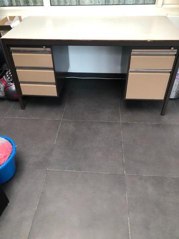 Bureaus tafel beschikbaar voor biedingen