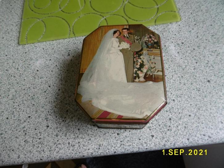 blik doos koninklijke familie huwelijk boudewijn en fabiola, Verzamelen, Koningshuis en Royalty, Zo goed als nieuw, Overige typen