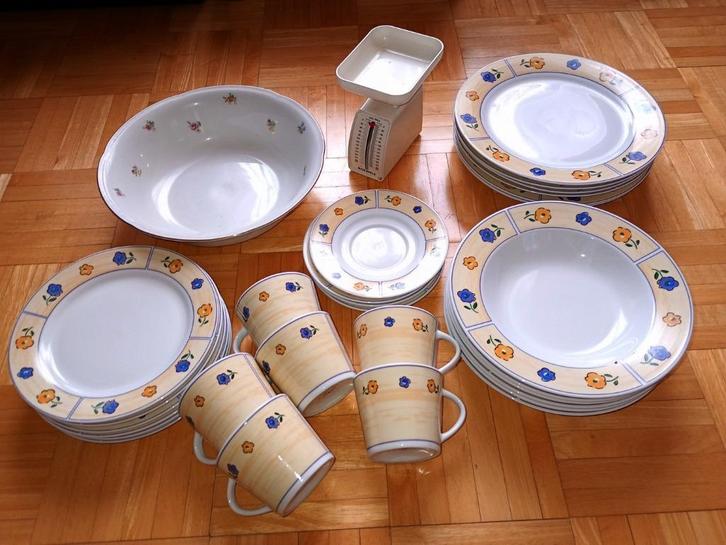 Eet en koffieservies 6 personen. Prijs verlaagd 5,00 Euro., Huis en Inrichting, Keuken | Servies, Gebruikt, Kop(pen) en/of Schotel(s)
