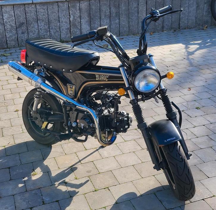 BLUROC HERITAGE 50CC BLACK - 45KM + nieuwe uitlaat en helm, Fietsen en Brommers, Brommers | Overige merken, Zo goed als nieuw