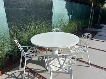 Ronde moderne tuintafel beschikbaar voor biedingen