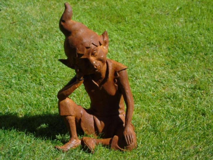 Standbeeld van een bedachtzame trol of imp in roestig gietij, Tuin en Terras, Tuinbeelden, Nieuw, Overige typen, Metaal, Ophalen