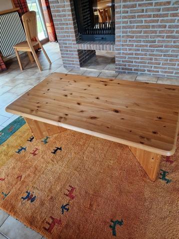 massief grenen salontafel beschikbaar voor biedingen