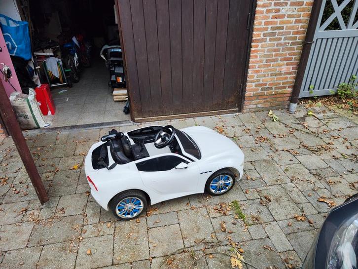 Elektrische kinderauto Maserati – wit (met afstandsbediening, Kinderen en Baby's, Speelgoed | Buiten | Accuvoertuigen, Zo goed als nieuw