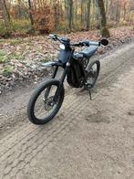 Surron light bee 2023, Fietsen en Brommers, Brommers | Crossbrommers, Zo goed als nieuw, 1 versnellingen, 50 cc, Ophalen