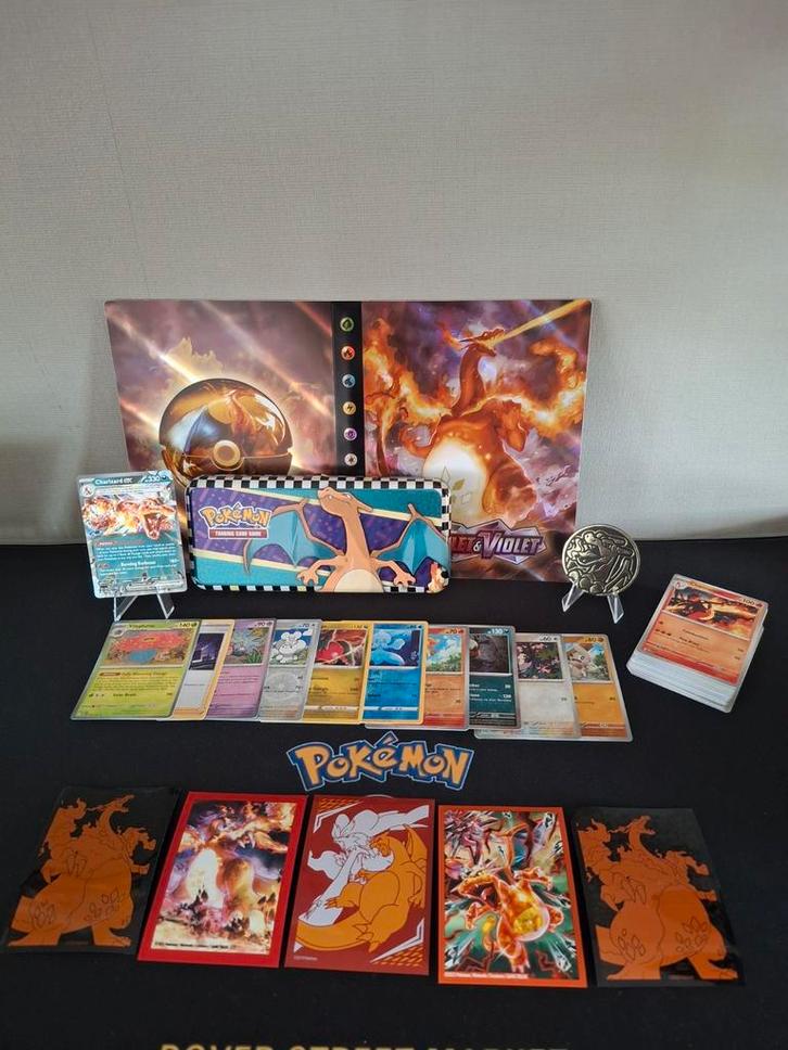 Charizard set met verzamelmap en pennendoos, Hobby en Vrije tijd, Verzamelkaartspellen | Pokémon, Zo goed als nieuw, Ophalen of Verzenden