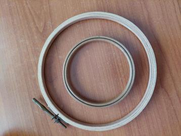 2 borduurringen in hout diam 18 en 11 cm beschikbaar voor biedingen