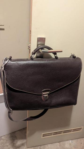 Mallette en cuir  beschikbaar voor biedingen