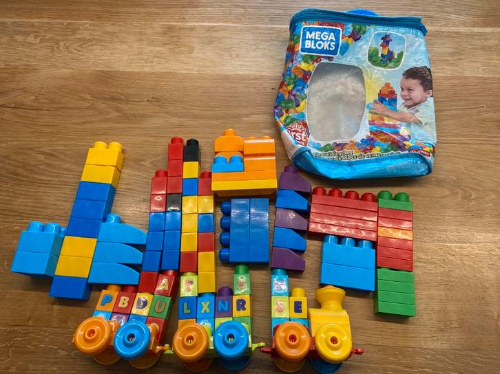 Mega Bloks bouwset + alfabet trein, Kinderen en Baby's, Speelgoed | Bouwstenen, Zo goed als nieuw, Ophalen of Verzenden