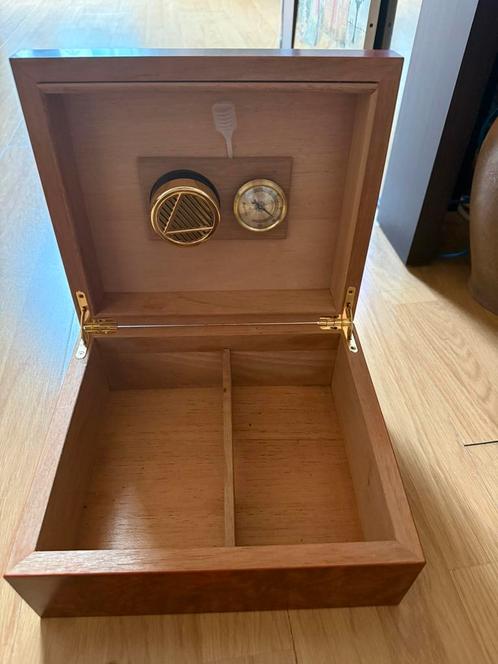 Humidor voor houten sigaren, Huis en Inrichting, Woonaccessoires | Kisten, Zo goed als nieuw, Ophalen