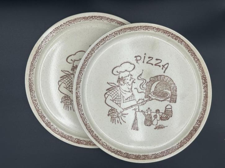 Set van 2 Pizzaborden – Chef Afbeelding, Huis en Inrichting, Keuken | Servies, Zo goed als nieuw, Bord(en), Overige stijlen, Keramiek