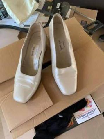 Mooie parelmoer trouwschoenen.  Maat 38,5 - merk Oni Onik beschikbaar voor biedingen