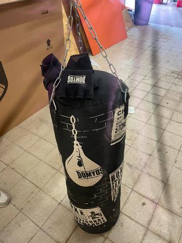 Bokszak (ophang) met handschoenen beschikbaar voor biedingen