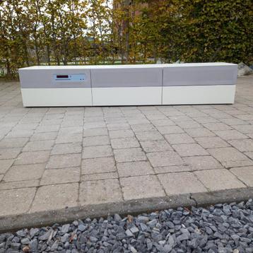 tv kast met radio, wit ,met subwoofer (niet op de foto) beschikbaar voor biedingen